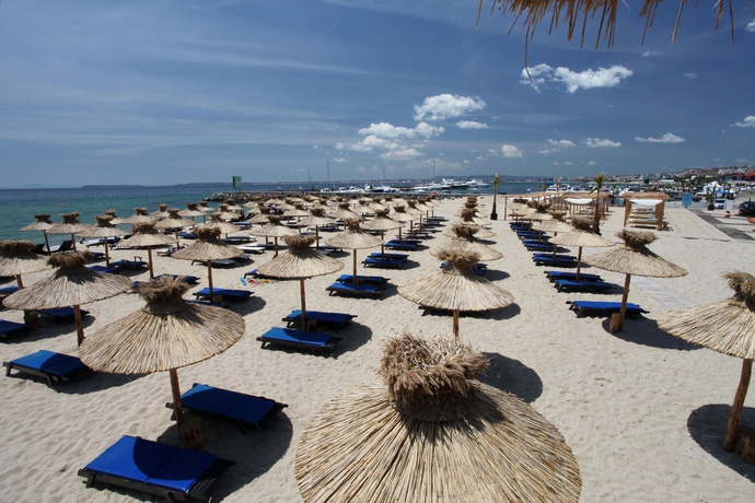 Imagen de los exteriores del Hotel Palace Marina Dinevi. Foto 13