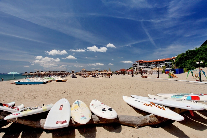 Imagen de los exteriores del Hotel Palace Marina Dinevi. Foto 15