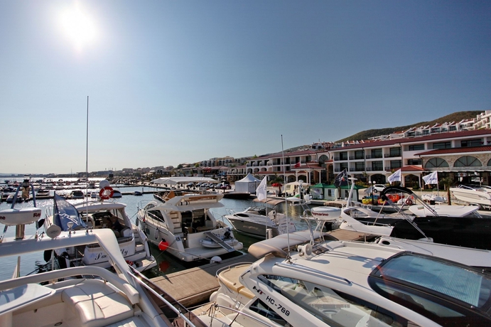 Imagen de los exteriores del Hotel Palace Marina Dinevi. Foto 16