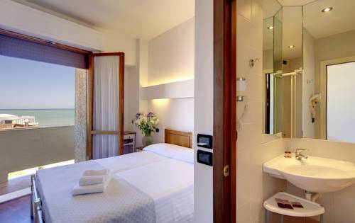 Imagen de la habitación del Hotel Palace, Senigallia. Foto 10