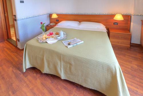 Imagen de la habitación del Hotel Palace, Senigallia. Foto 11