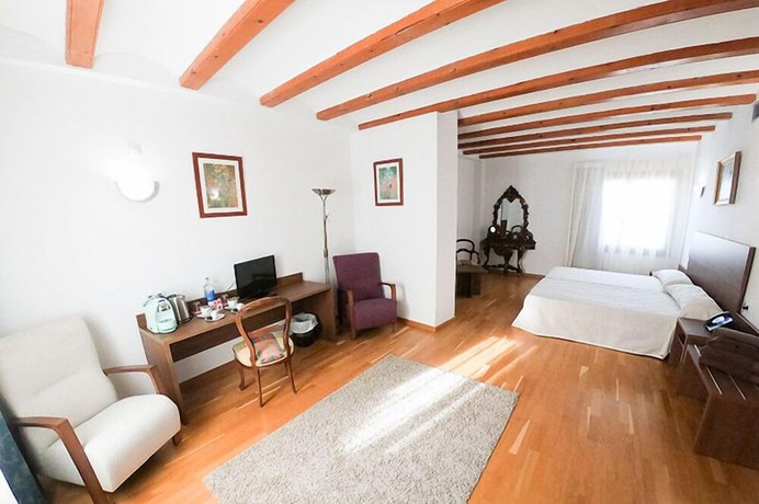 Imagen de la habitación del Hotel Palacio Baron Andilla. Foto 7