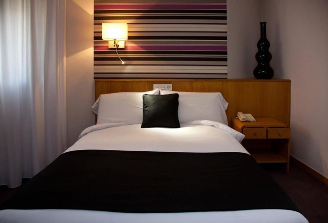 Imagen de la habitación del Hotel Palacio De Cristal. Foto 2