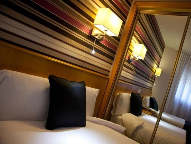 Imagen de la habitación del Hotel Palacio De Cristal. Foto 3