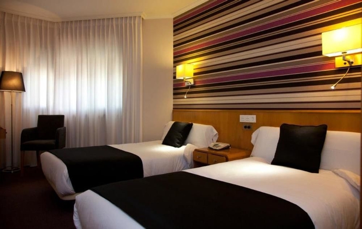 Imagen de la habitación del Hotel Palacio De Cristal. Foto 8