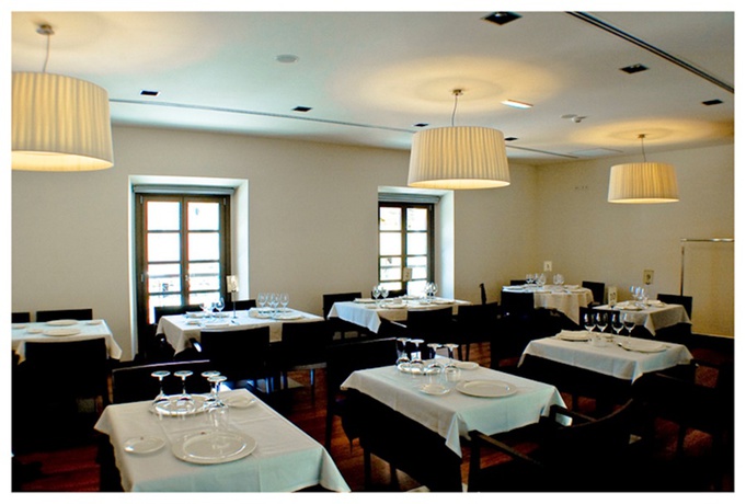 Imagen del bar/restaurante del Hotel Palacio De Meras. Foto 2