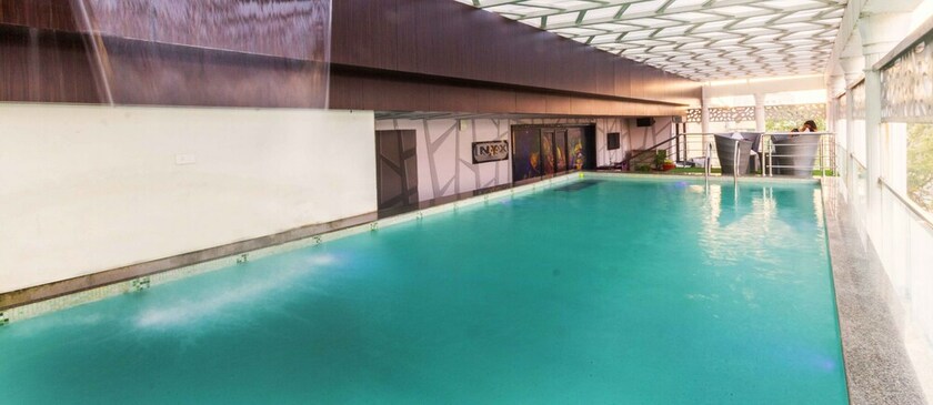 Imagen de la piscina del Hotel Palacio, Dispur. Foto 35