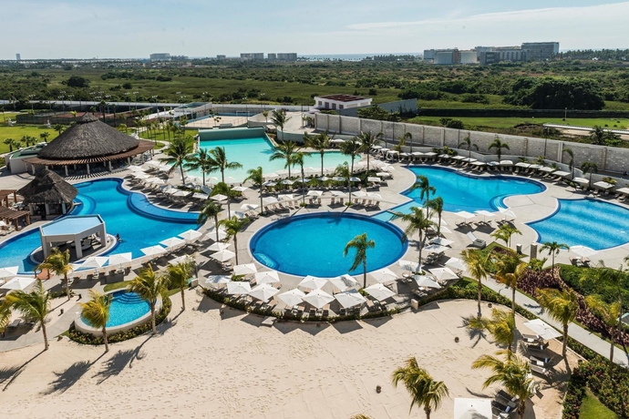Imagen de la piscina del Hotel Palacio Mundo Imperial. Foto 15