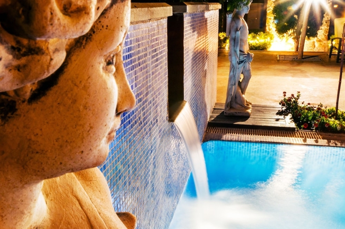 Imagen de la piscina del Hotel Palacio Villa de Alarc&oacute;n. Foto 16