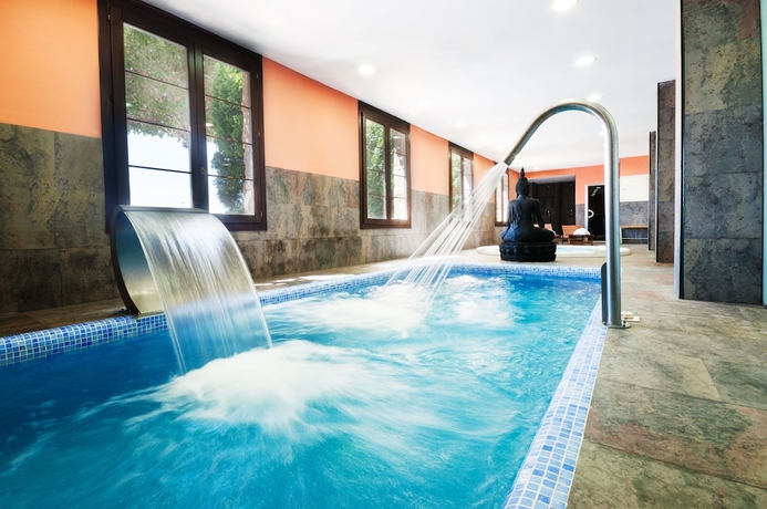 Imagen de la piscina del Hotel Palacio Villa de Alarc&oacute;n. Foto 19