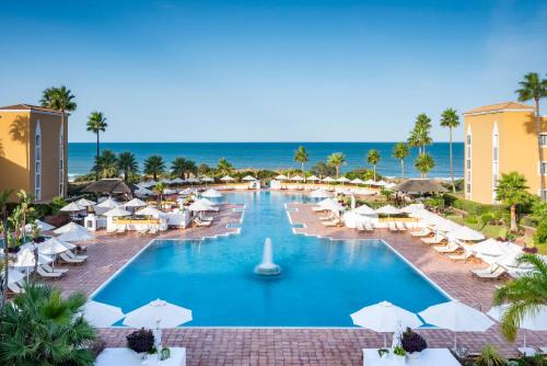 Imagen de la piscina del Hotel Palacio de Sancti Petri, a Gran Meli&aacute; Hotel. Foto 7