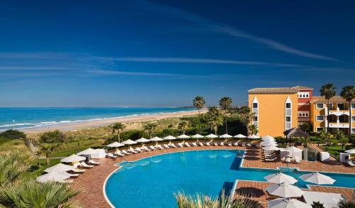 Imagen de la piscina del Hotel Palacio de Sancti Petri, a Gran Meli&aacute; Hotel. Foto 9