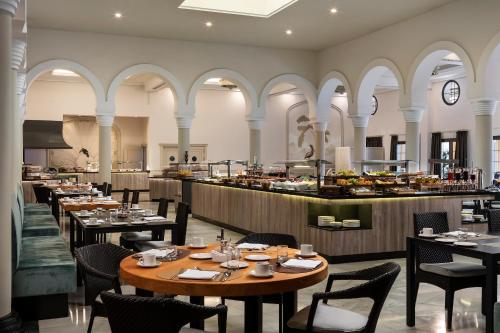 Imagen del bar/restaurante del Hotel Palacio de Sancti Petri, a Gran Meli&aacute; Hotel. Foto 2