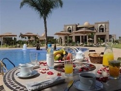 Imagen de la piscina del Hotel Palais Medali y Spa. Foto 10