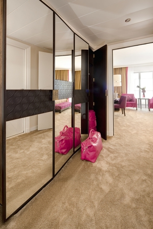 Imagen de la habitación del Hotel Palais de la M&eacute;diterran&eacute;e In The Unbound Collection By Hyatt. Foto 3