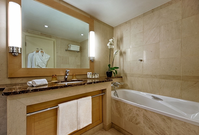 Imagen de la habitación del Hotel Palais de la M&eacute;diterran&eacute;e In The Unbound Collection By Hyatt. Foto 7