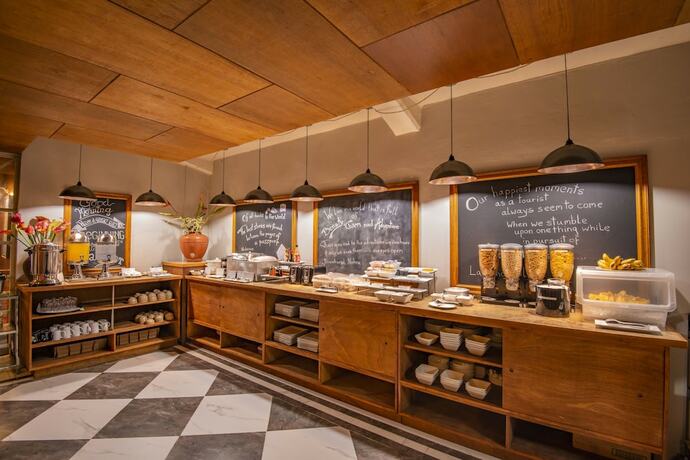 Imagen del bar/restaurante del Hotel Palau Central. Foto 10