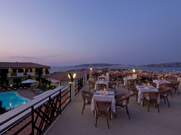 Imagen de los exteriores del Hotel Palau, Palau. Foto 14