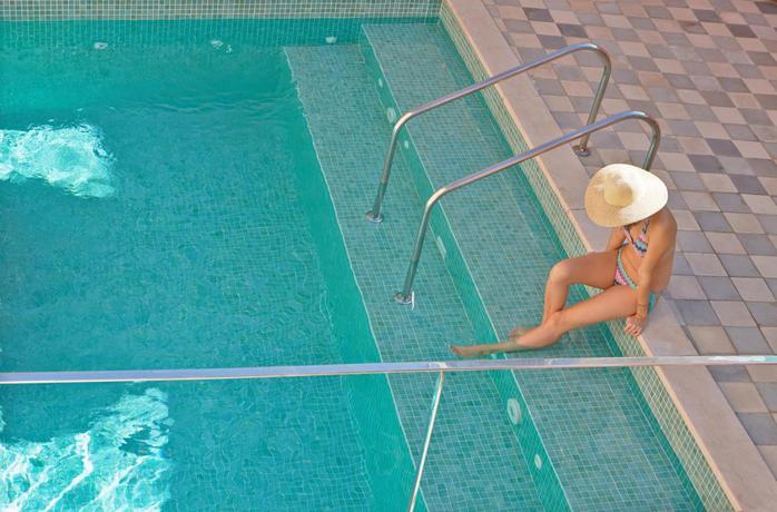 Imagen de la piscina del Hotel Palau Sa Font. Foto 16