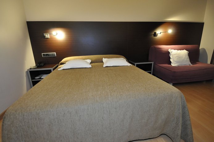 Imagen de la habitación del Hotel Palau de girona. Foto 18