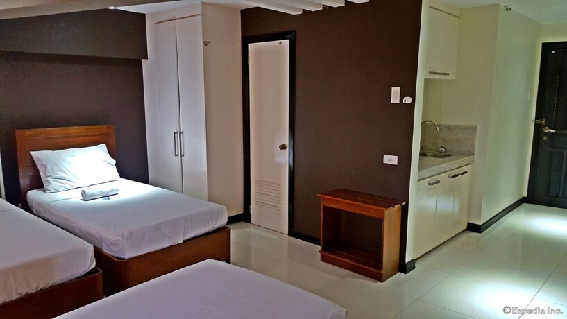Imagen de la habitación del Hotel Palawan Palm Suites. Foto 15