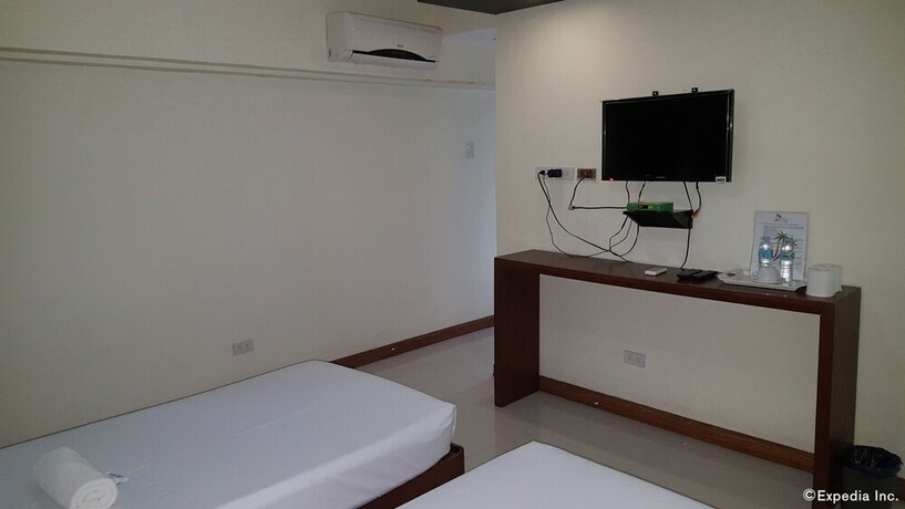 Imagen de la habitación del Hotel Palawan Palm Suites. Foto 16