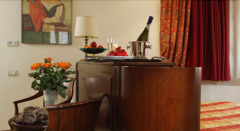 Imagen de la habitación del Hotel Palazzina Fortuny. Foto 11