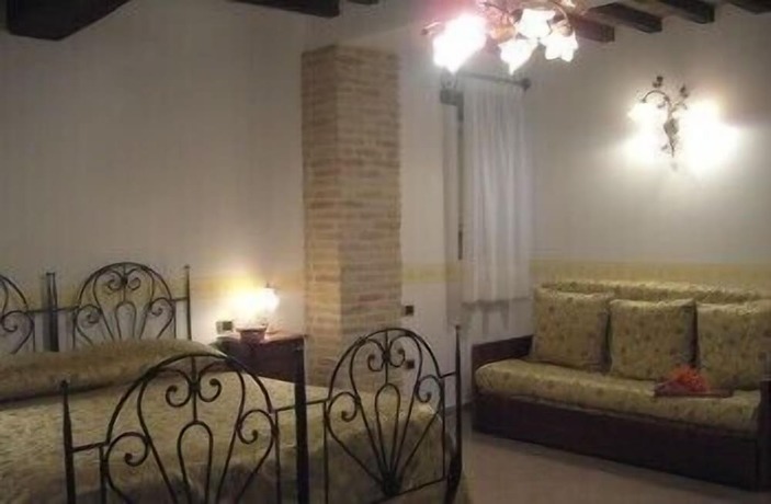 Imagen de la habitación del Hotel Palazzo Brunamonti. Foto 7