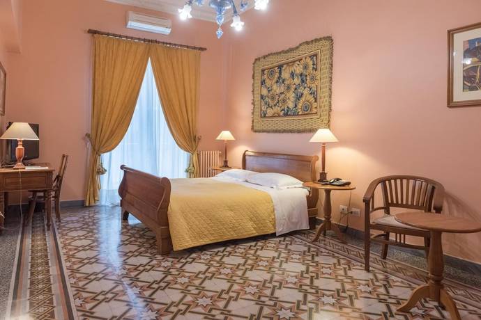 Imagen de la habitación del Hotel Palazzo Pantaleo. Foto 10