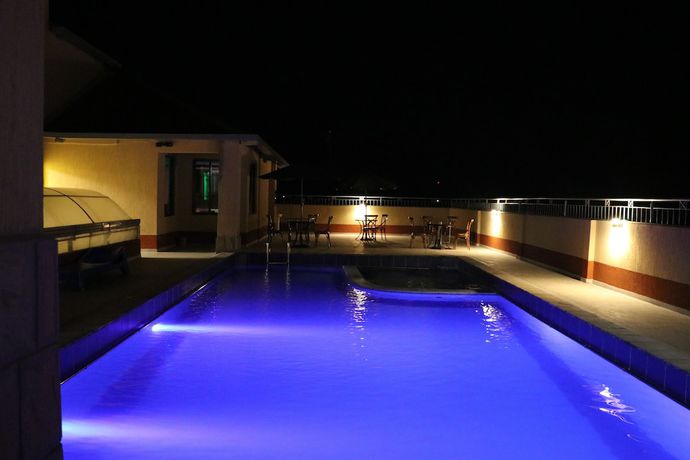 Imagen de la piscina del Hotel Paleo Hotel and Spa. Foto 17