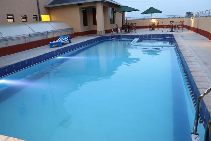 Imagen de la piscina del Hotel Paleo Hotel and Spa. Foto 19