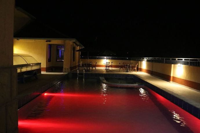 Imagen de la piscina del Hotel Paleo Hotel and Spa. Foto 20