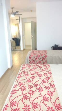 Imagen de la habitación del Hotel Palermo Bridge. Foto 17