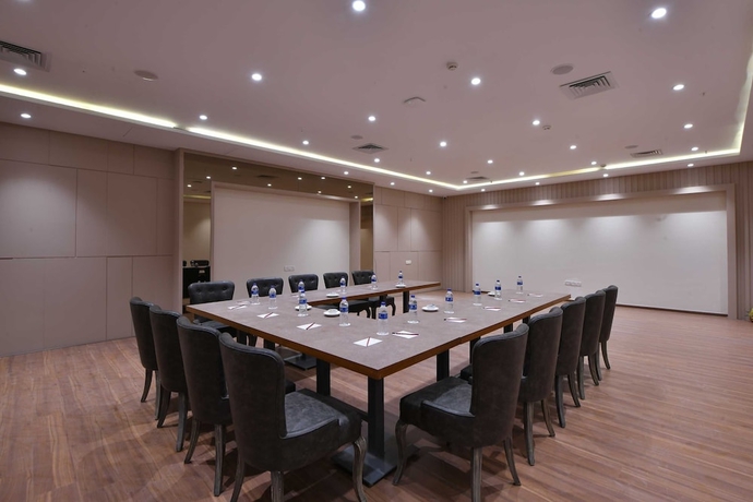 Imagen del bar/restaurante del Hotel Palette - Royal Palace Morbi. Foto 4