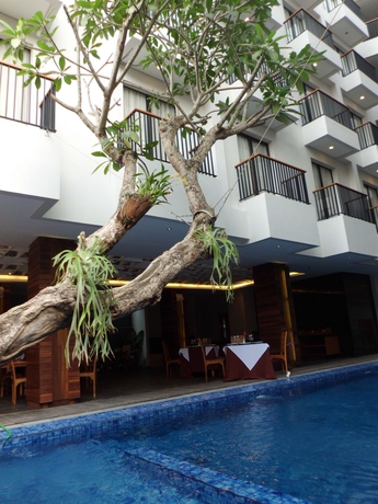 Imagen de la piscina del Hotel Palette Seminyak. Foto 14