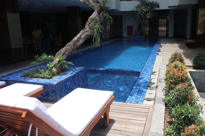 Imagen de la piscina del Hotel Palette Seminyak. Foto 15
