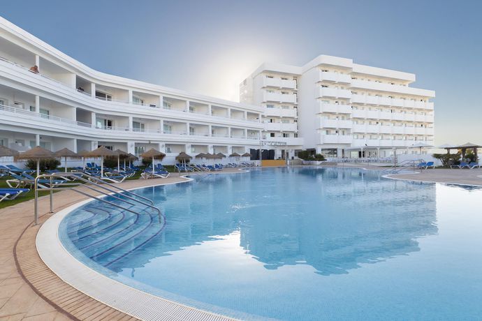 Imagen de la piscina del Hotel Palia La Roca. Foto 15