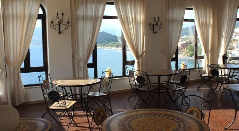 Imagen de los interiores del Hotel Palinuro. Foto 16