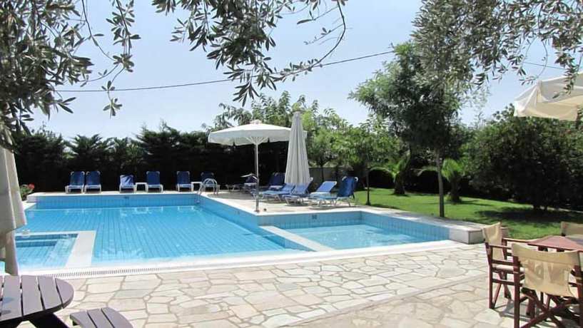 Imagen de la piscina del Hotel Palirria and Studios. Foto 18