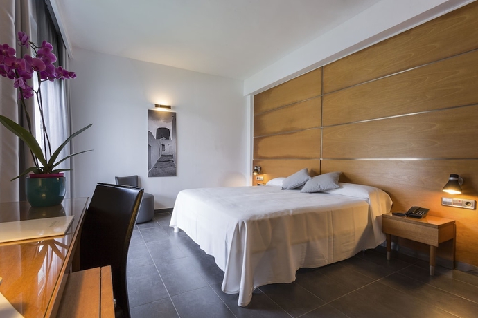 Imagen de la habitación del Hotel Palladium Hotel Cala Llonga. Foto 11