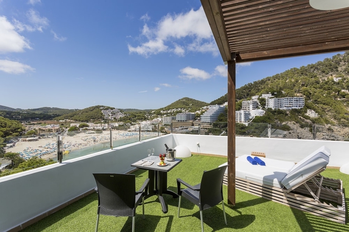 Imagen de la habitación del Hotel Palladium Hotel Cala Llonga. Foto 13