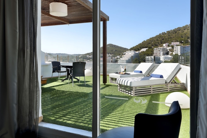 Imagen de la habitación del Hotel Palladium Hotel Cala Llonga. Foto 16