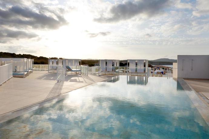 Imagen de la piscina del Hotel Palladium Hotel Menorca. Foto 12