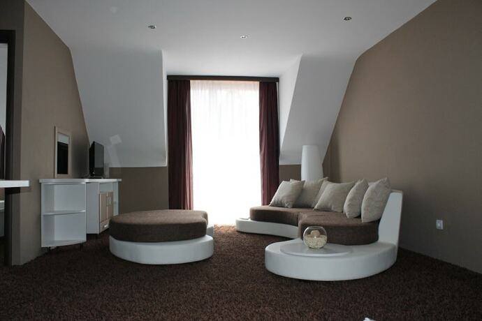 Imagen de la habitación del Hotel Palm, Baktal&oacute;r&aacute;nth&aacute;za. Foto 16