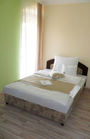 Imagen de la habitación del Hotel Palm, Baktal&oacute;r&aacute;nth&aacute;za. Foto 19