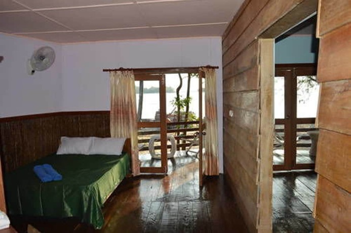 Imagen de la habitación del Hotel Palm Beach Bungalow Resort. Foto 14