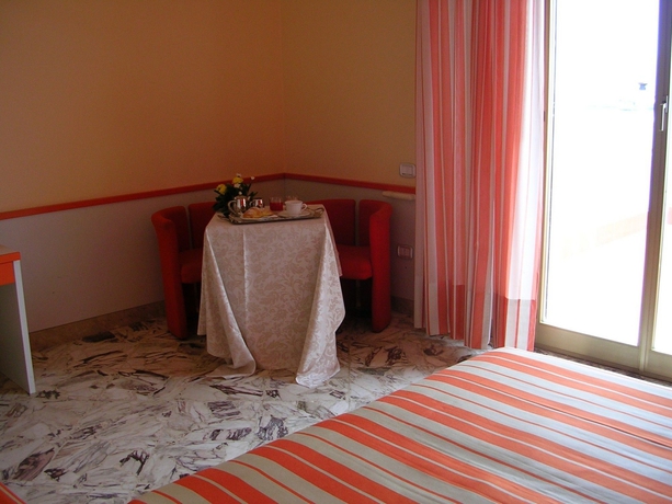 Imagen de la habitación del Hotel Palm Beach Hotel. Foto 11