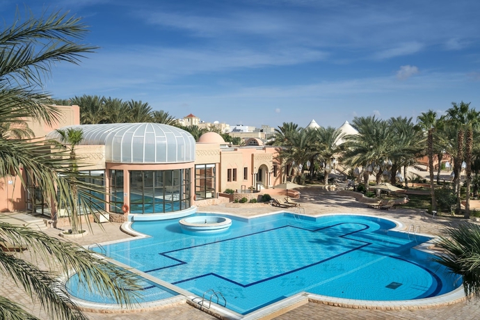 Imagen de la piscina del Hotel Palm Beach Palace Tozeur. Foto 12