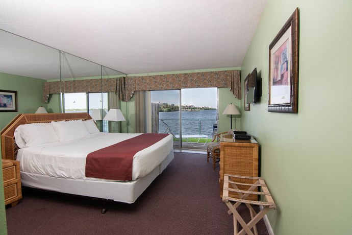 Imagen de la habitación del Hotel Palm Beach Waterfront Suites. Foto 6