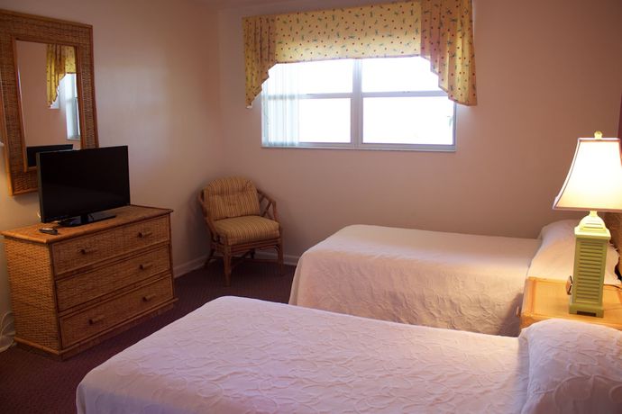 Imagen de la habitación del Hotel Palm Beach Waterfront Suites. Foto 7